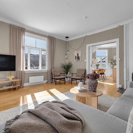 Lovely City Center Apartment With Amazing Views And Free Parking! Tromsø Extérieur photo